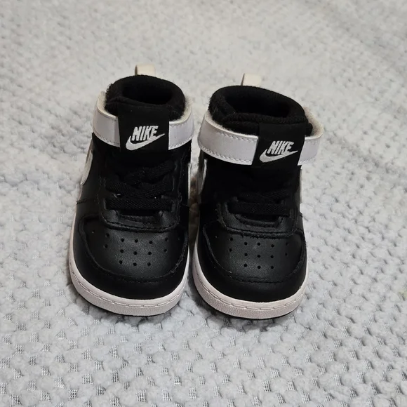 Nike Kids Black and White Sneakers - Picture 2 of 3